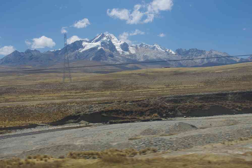 La cordillère Blanche photographiée une dernière fois depuis le bus. Au centre le Mururaju 5688 m, le 21 août 2024