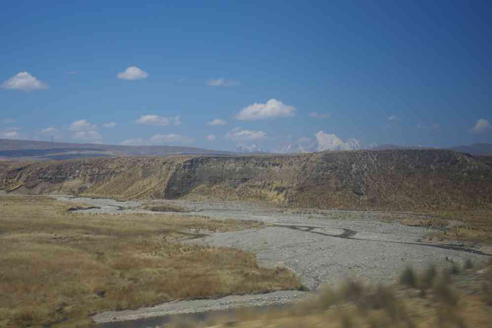 Vue au loin sur la cordillère de Huayhuash. Le plus haut pic est le Yerupajá 6635 m, point culminant du massif (sommet très difficile à escalader), le 21 août 2024