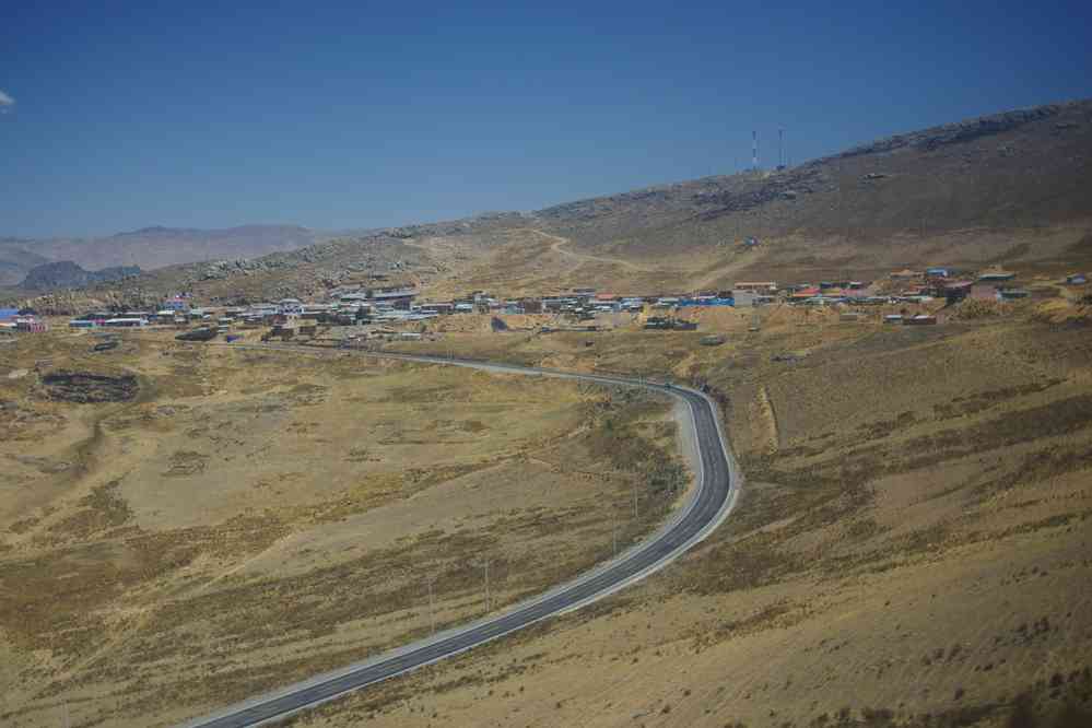 Route entre Huaraz et Lima. Arrivée au col de Conococha (env. 4100 m), point culminant du parcours, le 21 août 2024