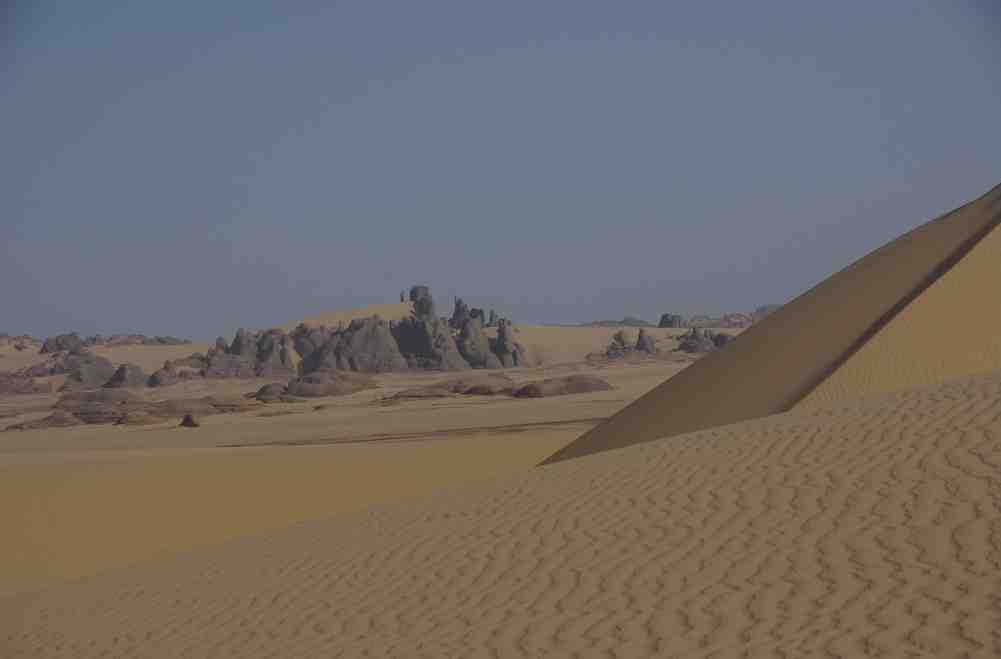 À côté d’un « château » de grès, près d’Éguédé Ouagrin (photo relief)