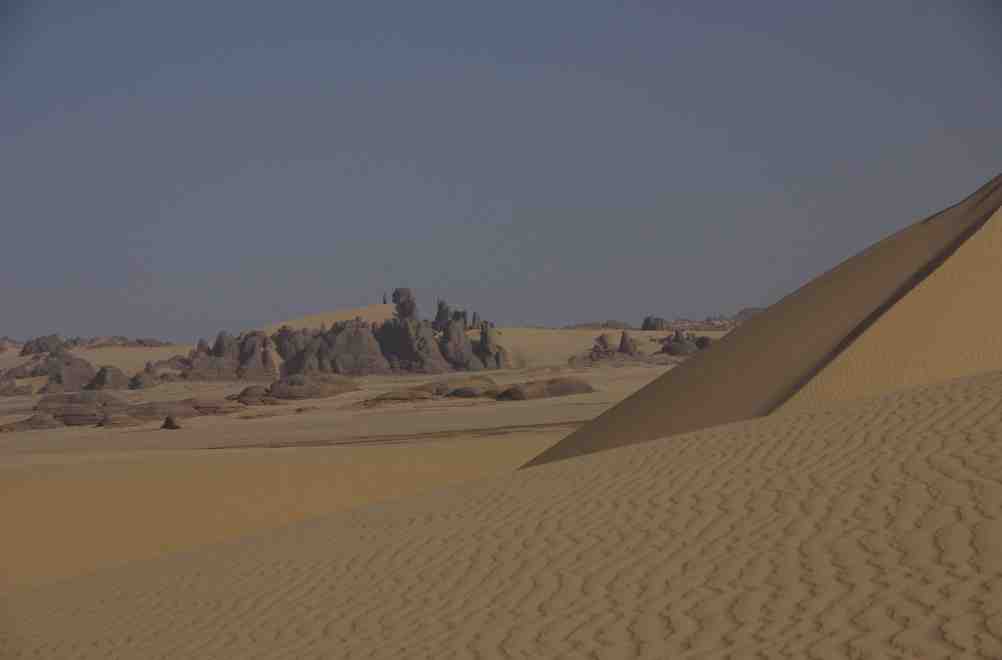 À côté d’un « château » de grès, près d’Éguédé Ouagrin (photo relief)