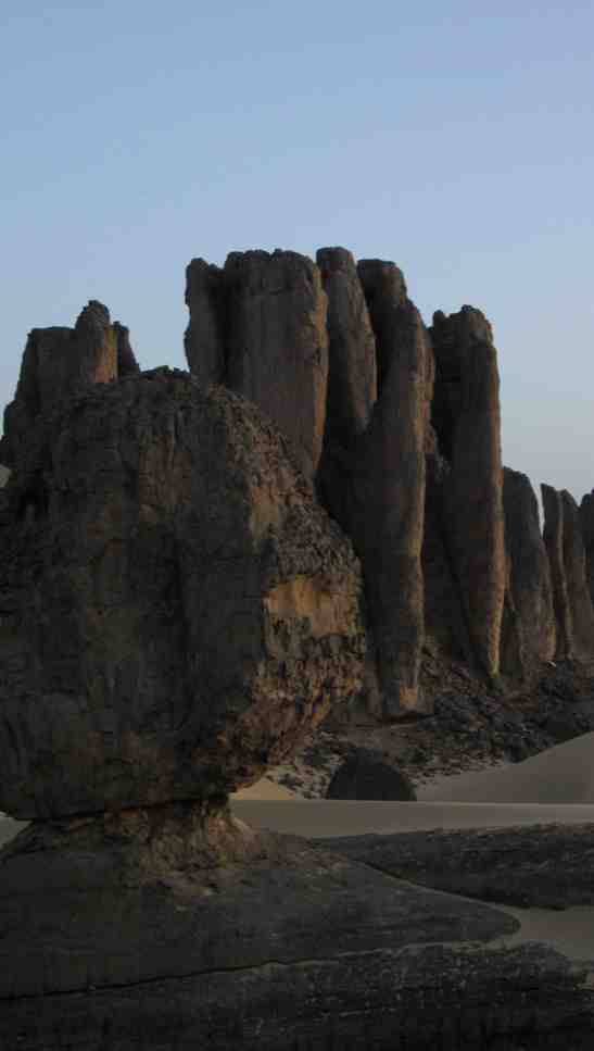 Coucher de soleil sur les formations de grès du troisième « château » de Tin Akacheker