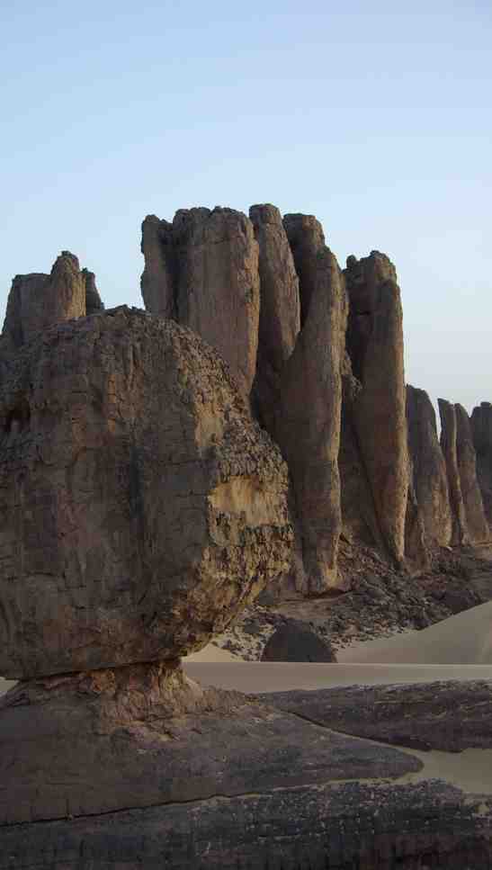 Coucher de soleil sur les formations de grès du troisième « château » de Tin Akacheker