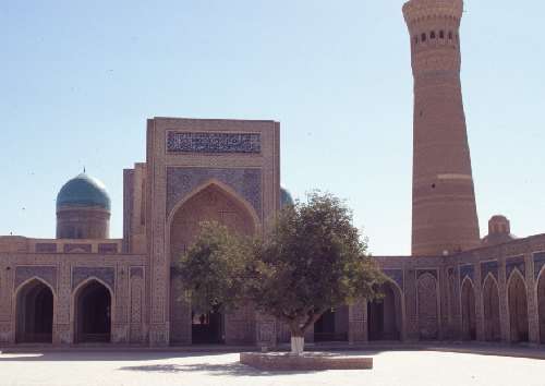 La porte d’entrée et le minaret de la mosquée Kalian, le 24 août 2004
