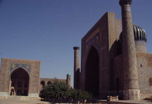 La médersa de Chir Dor sur la place du Reghistan à Samarcande, le 27 août 2004