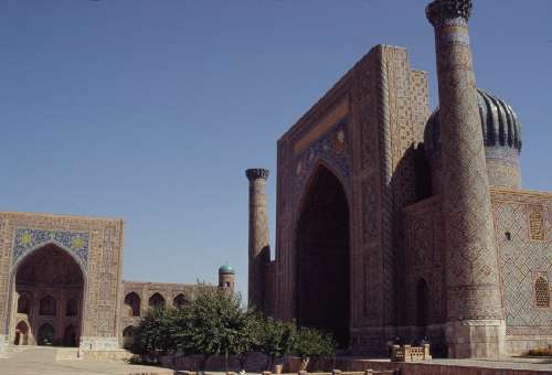 La médersa de Chir Dor sur la place du Reghistan à Samarcande, le 27 août 2004