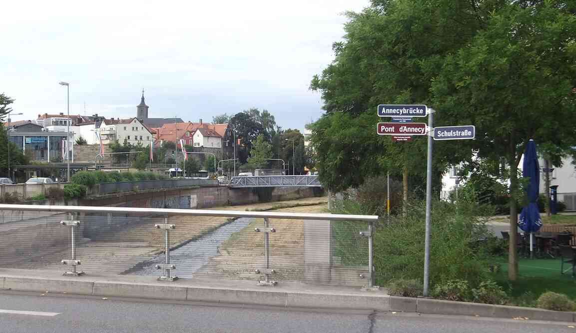 Pont d’Annecy (Annecybrücke) sur le Main. Annecy est jumelée avec Bayreuth depuis 1966. 15 août 2019