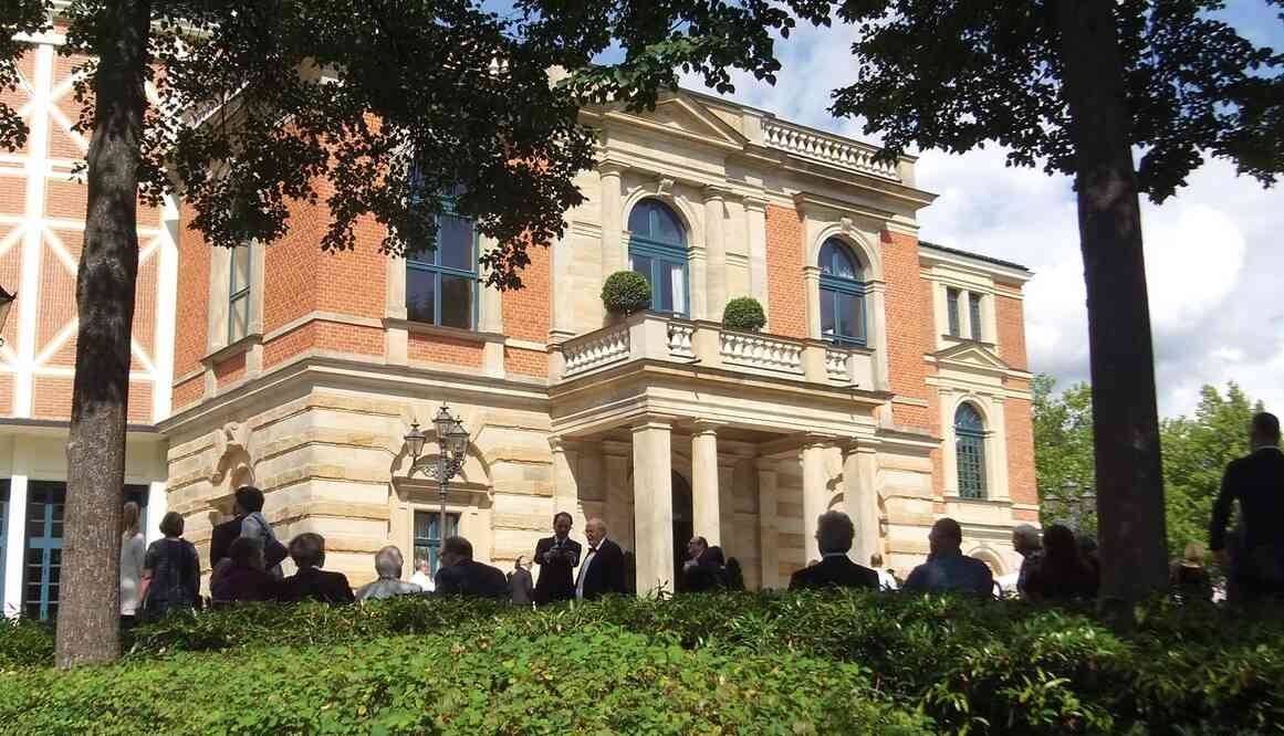 Bayreuth, palais des Festivals (Festspielhaus). Avant le début de la représentation de Tristan et Isolde. 16 août 2019