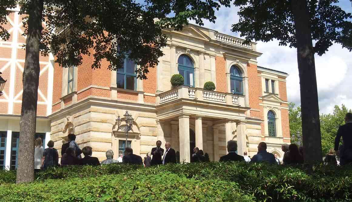 Bayreuth, palais des Festivals (Festspielhaus). Avant le début de la représentation de Tristan et Isolde. 16 août 2019