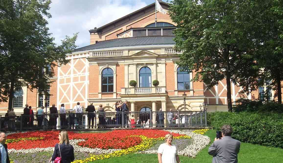 Bayreuth, palais des Festivals (Festspielhaus). Avant le début de la représentation de Tristan et Isolde. 16 août 2019