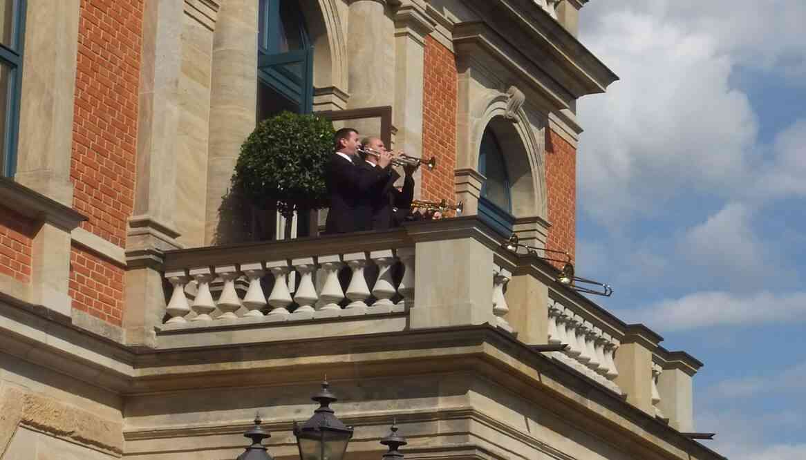 Bayreuth, palais des Festivals (Festspielhaus). Les cuivres jouent un leitmotiv de l’acte I (de Tristan et Isolde) pour inviter les spectateurs à entrer en salle. 16 août 2019