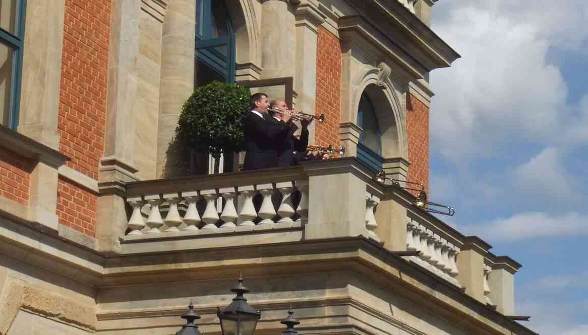 Bayreuth, palais des Festivals (Festspielhaus). Les cuivres jouent un leitmotiv de l’acte I (de Tristan et Isolde) pour inviter les spectateurs à entrer en salle. 16 août 2019