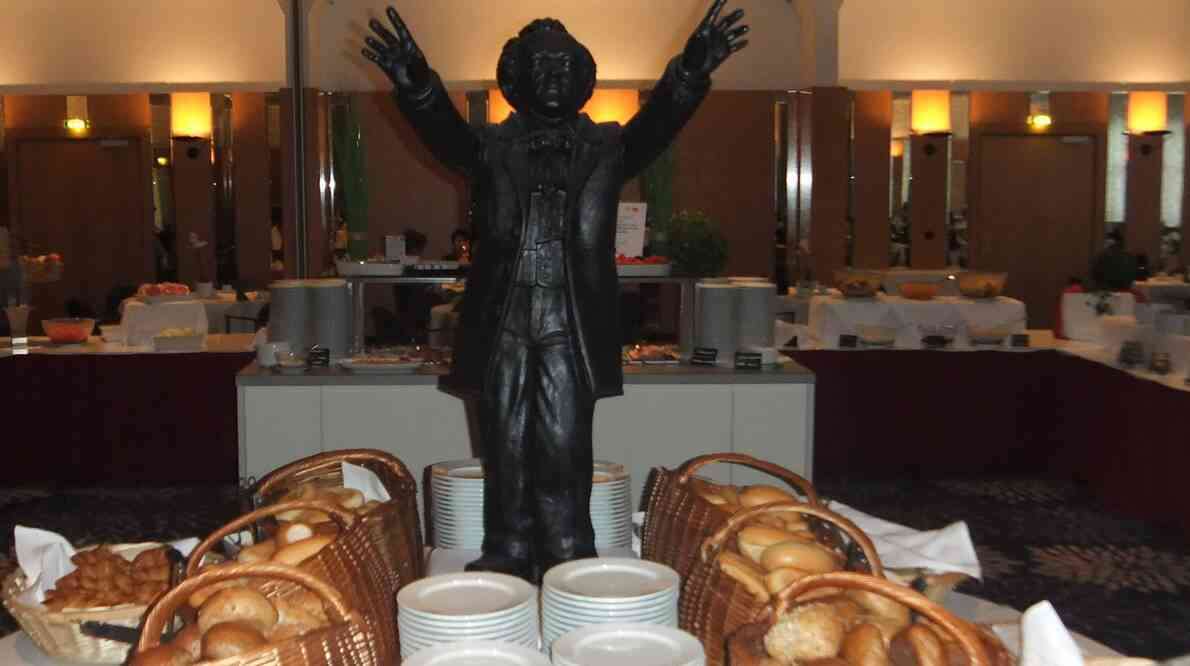 Figurine de Wagner située dans la salle à manger de l’hôtel. 17 août 2019