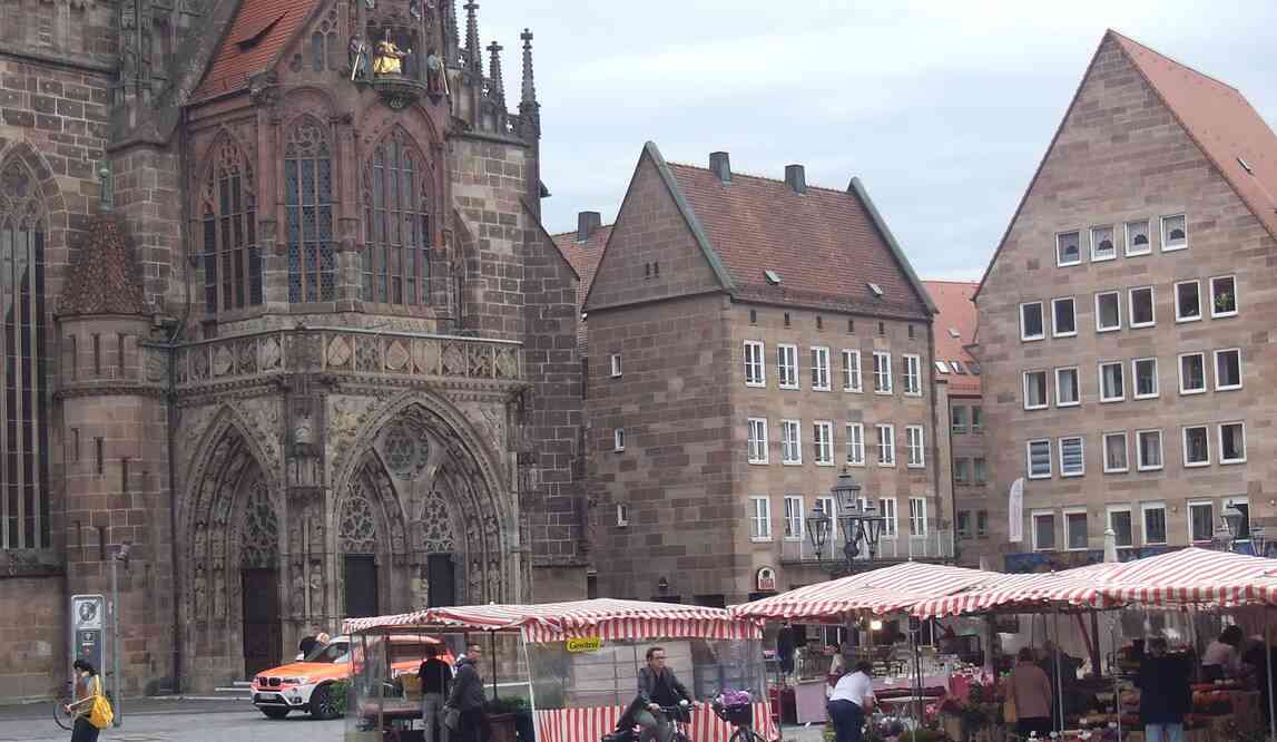 Nuremberg, place du Marché et Frauenkirche (église catholique Notre-Dame). 17 août 2019
