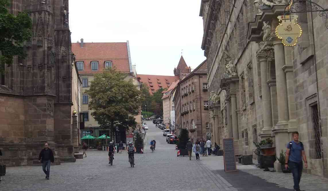 Nuremberg, hôtel de ville (à droite) et église Saint-Sébald (à gauche). 17 août 2019