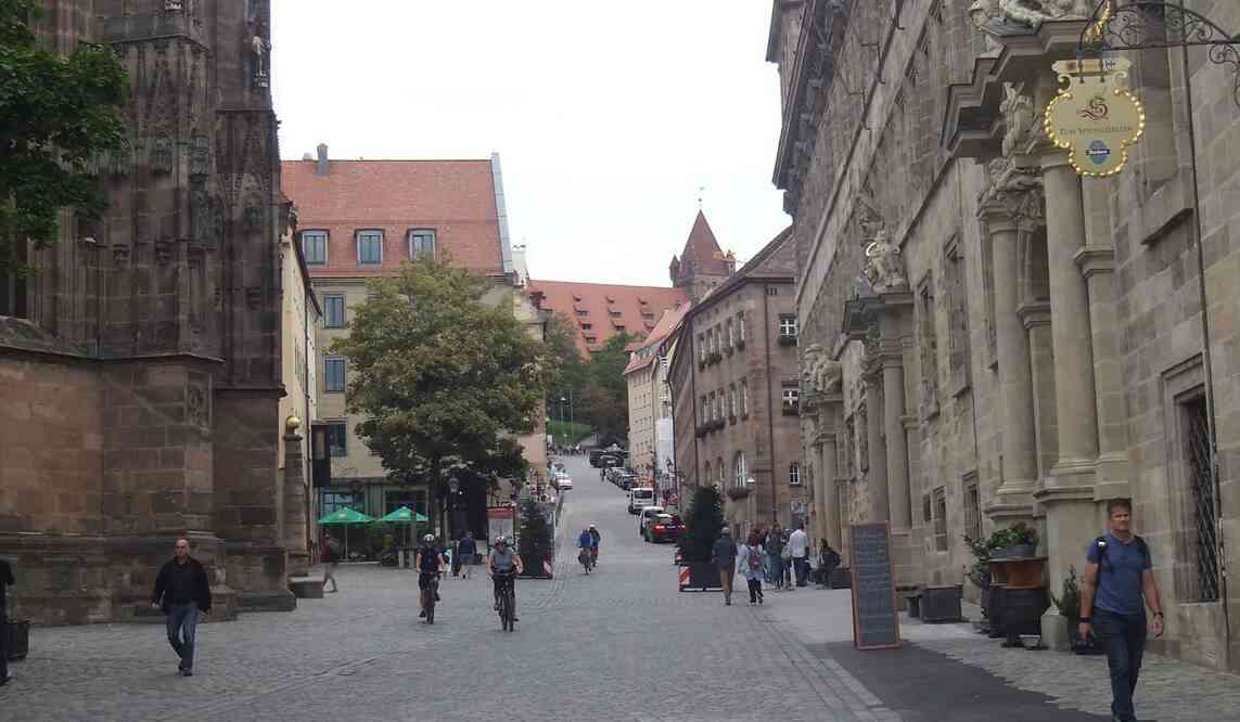 Nuremberg, hôtel de ville (à droite) et église Saint-Sébald (à gauche). 17 août 2019