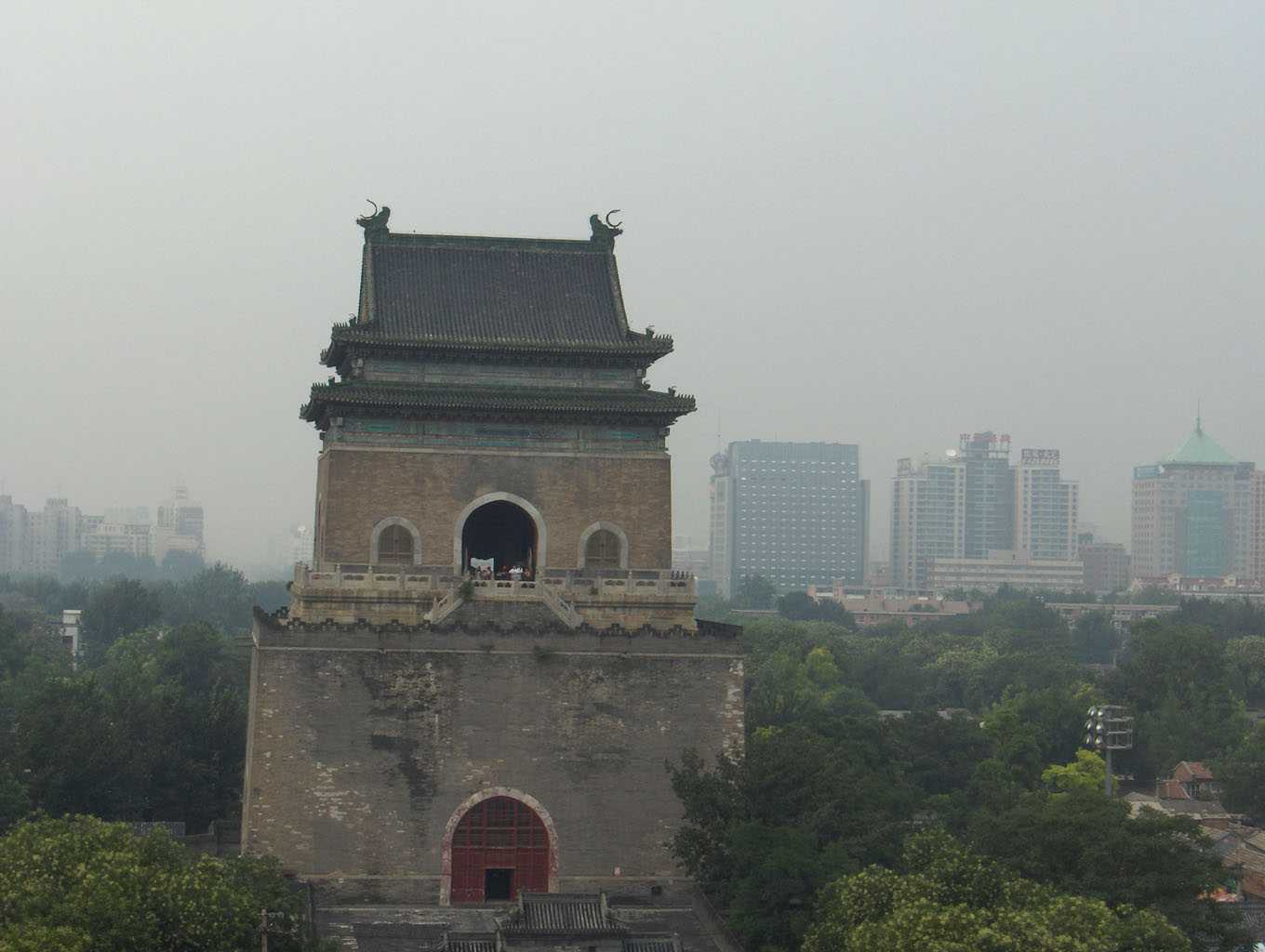 La tour de la Cloche vue depuis celle du Tambour (Pékin), le 4 août 2005