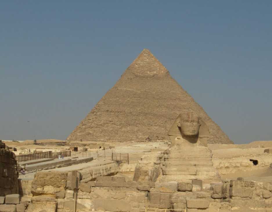 Le sphinx et la pyramide de Kephren, le 14 avril 2005