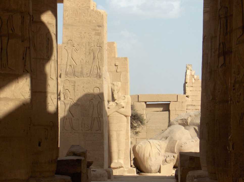 Le temple du Ramesseum, le 21 avril 2005
