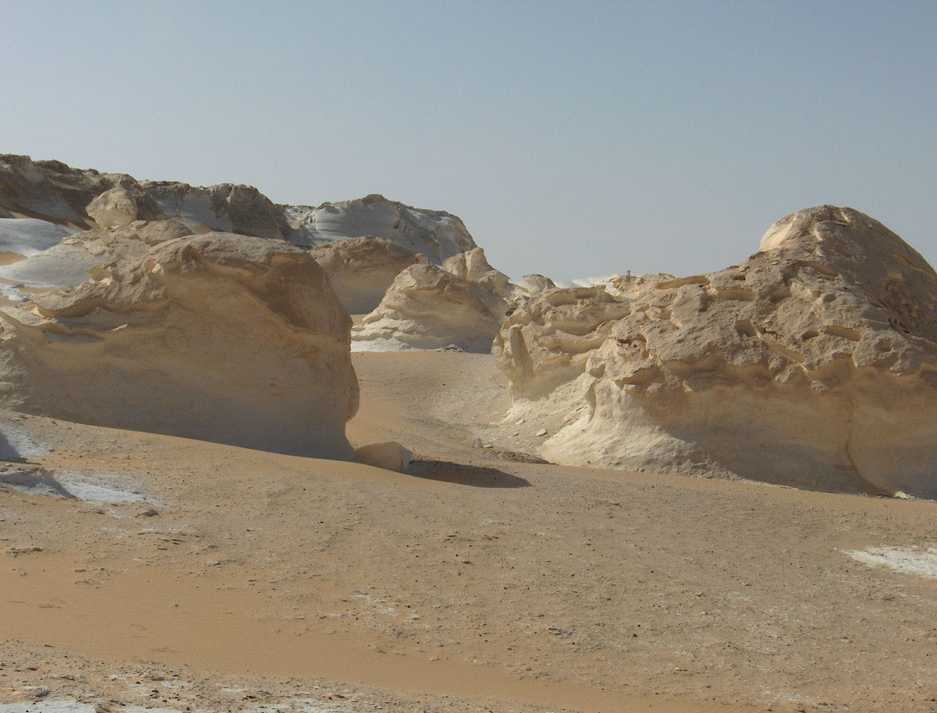 Parcours dans la zone tassilienne entre les deux déserts Blancs, le 16 avril 2005