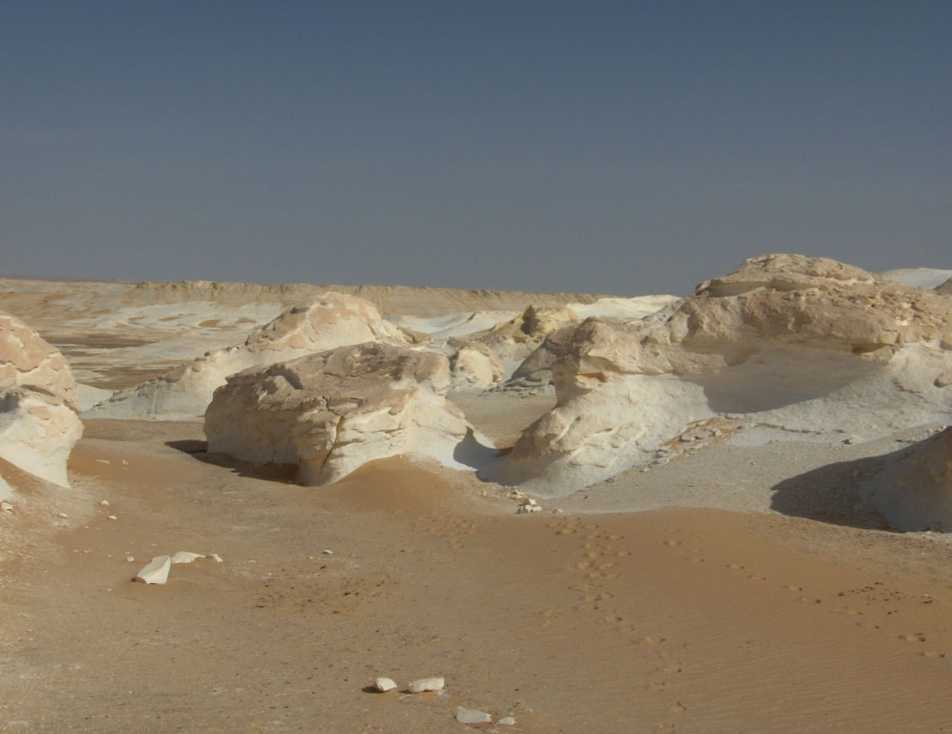 Parcours dans la zone tassilienne entre les deux déserts Blancs, le 16 avril 2005