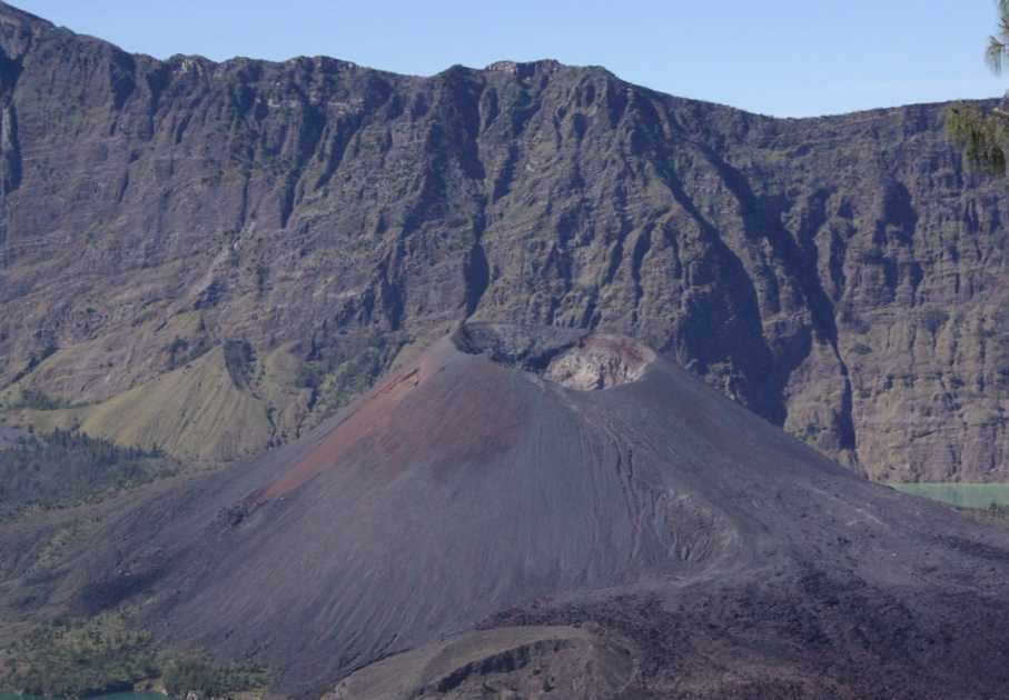Le cône éruptif du Rinjani, le 13 juillet 2007