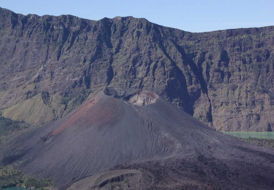 Le cône éruptif du Rinjani, le 13 juillet 2007
