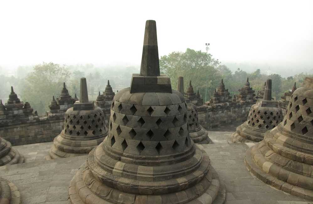 En haut de Borobudur, le 23 juillet 2007