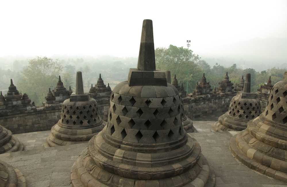 En haut de Borobudur, le 23 juillet 2007