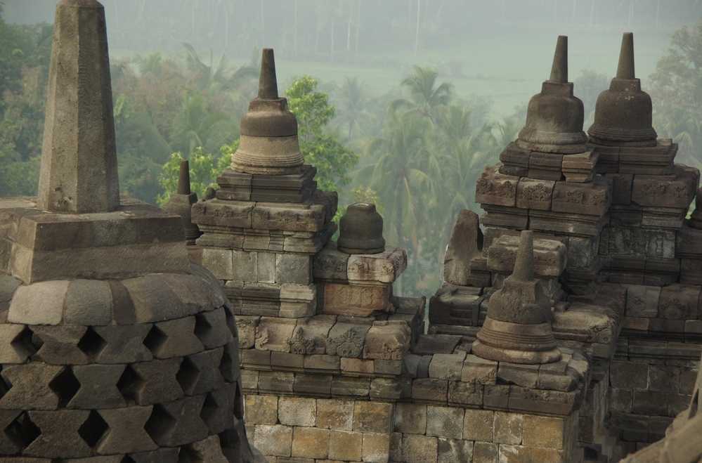 En haut de Borobudur, le 23 juillet 2007