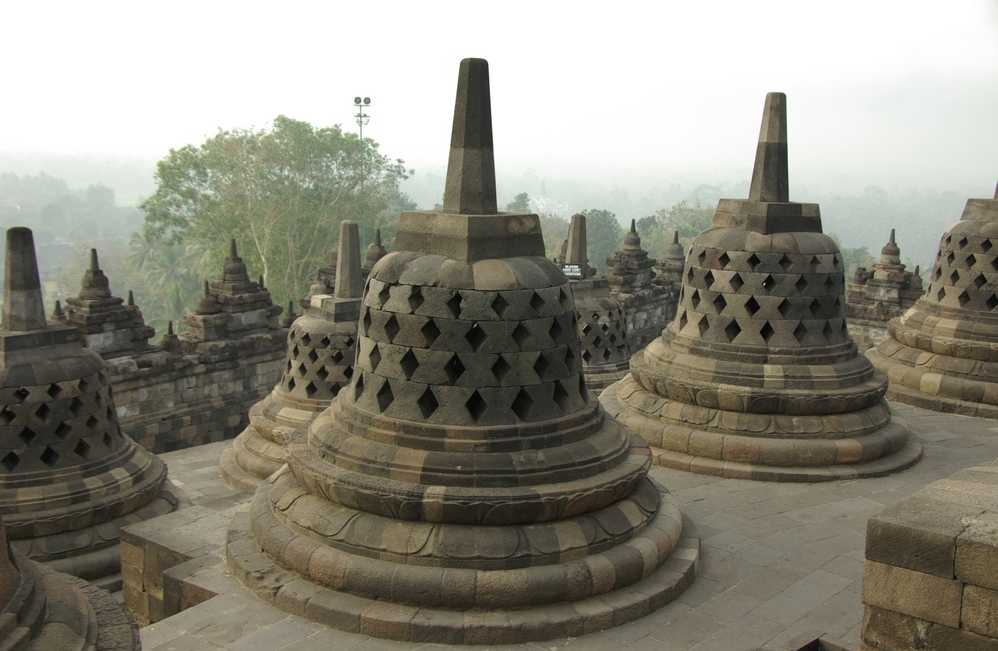 En haut de Borobudur, le 23 juillet 2007