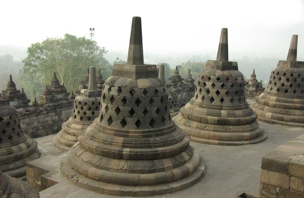 En haut de Borobudur, le 23 juillet 2007