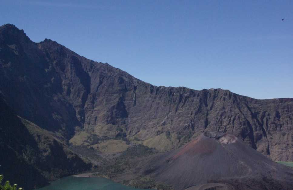 Le sommet et la caldeira du Rinjani (3726 m), le 13 juillet 2007