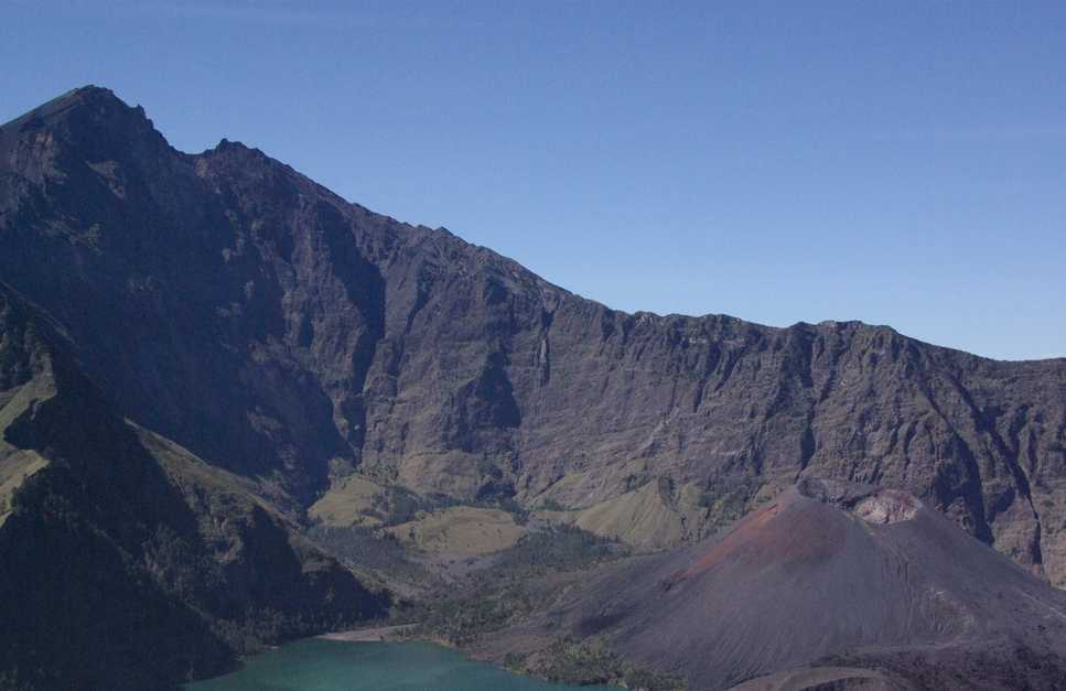 Le sommet et la caldeira du Rinjani (3726 m), le 13 juillet 2007