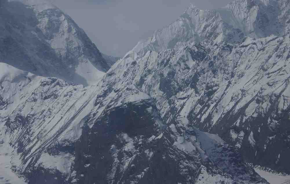 Un contrefort du pic Maxim Gorkii (6050 m) ; le pic Sovietskaïa Kirghizia (Советская Киргизия) (5650 m)