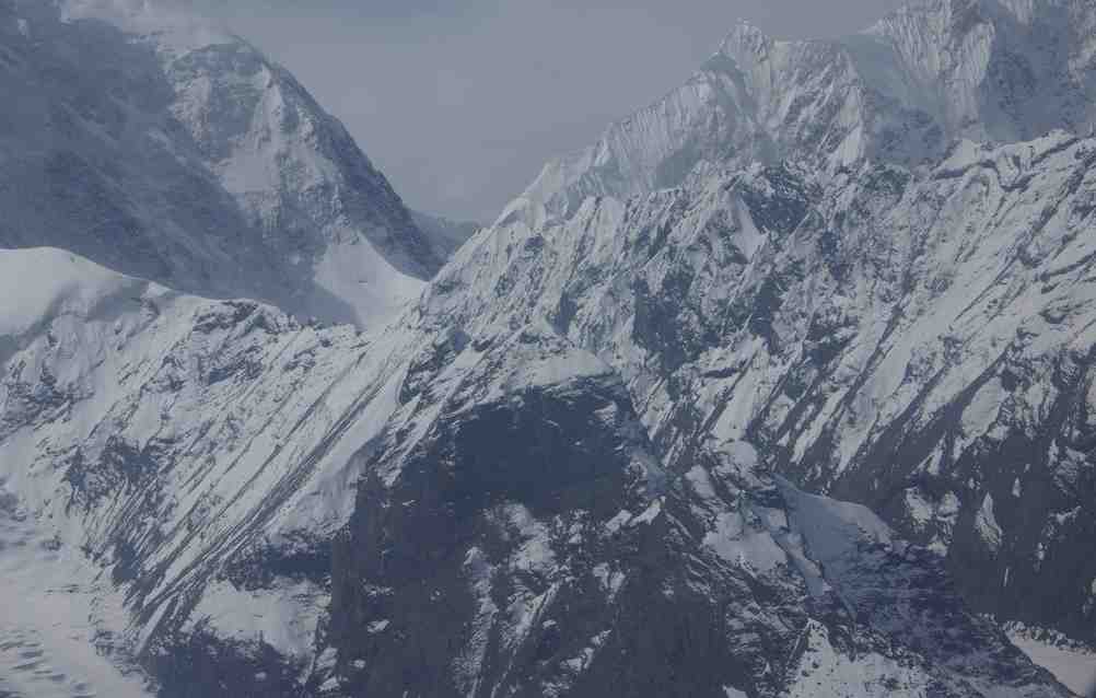 Un contrefort du pic Maxim Gorkii (6050 m) ; le pic Sovietskaïa Kirghizia (Советская Киргизия) (5650 m)