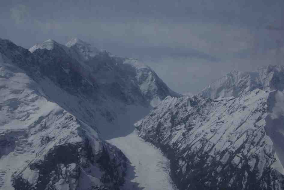 Le contrefort du pic A Balakov (Балаков) (5861 m) ; le pic Maxim Gorkii (6050 m)