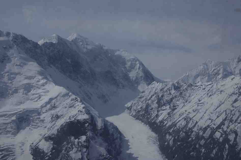 Le contrefort du pic A Balakov (Балаков) (5861 m) ; le pic Maxim Gorkii (6050 m)