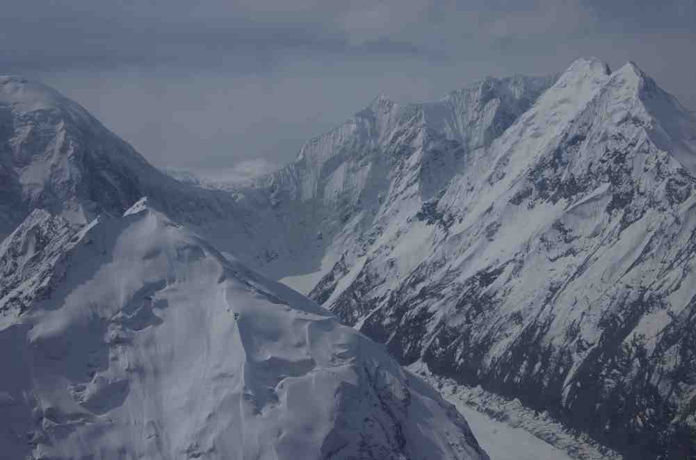 Un contrefort du pic Maxim Gorkii (6050 m) ; le pic Sovietskaïa Kirghizia (Советская Киргизия) (5650 m)