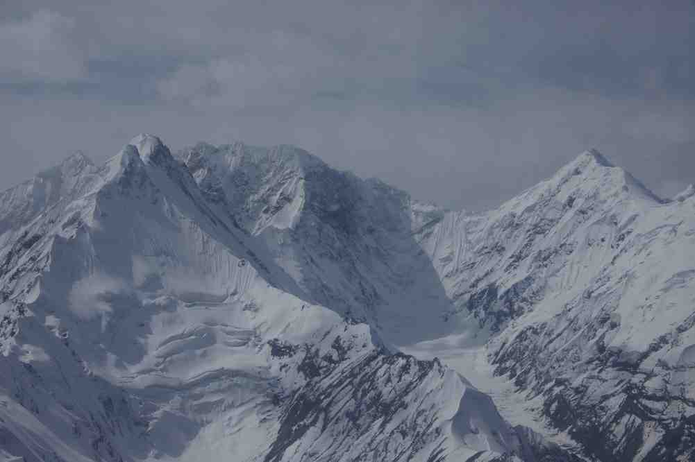 Le pic Sovietskaïa Kirghizia (Советская Киргизия) (5650 m), le pic Krupskaïa (5480 m) et le pic Mikhailov (Михайлов) (5360 m)