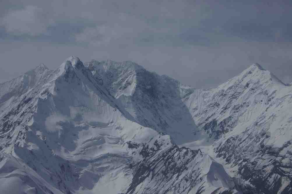 Le pic Sovietskaïa Kirghizia (Советская Киргизия) (5650 m), le pic Krupskaïa (5480 m) et le pic Mikhailov (Михайлов) (5360 m)
