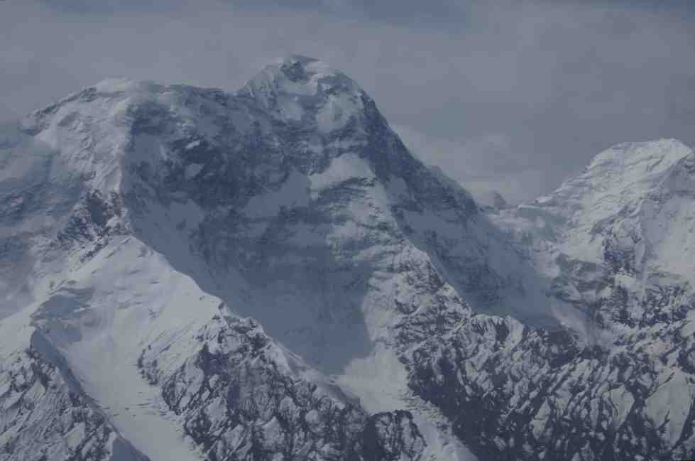 Le pic Petrovski (Петровский) (5860 m), le pic Tiourine (Тюрин) (5476 m) à droite (vue partielle)