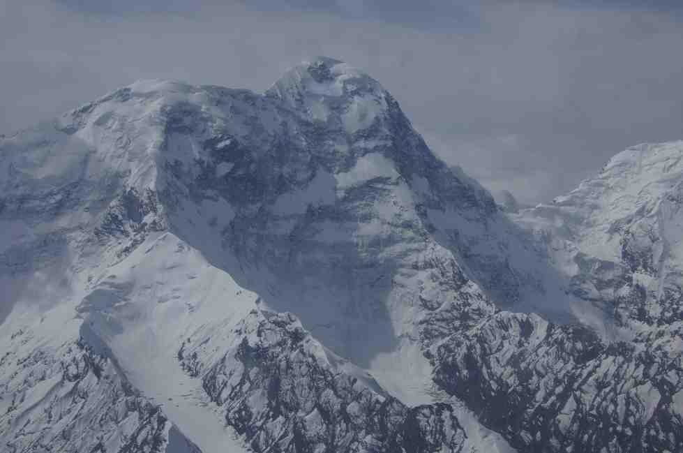 Le pic Petrovski (Петровский) (5860 m), le pic Tiourine (Тюрин) (5476 m) à droite (vue partielle)