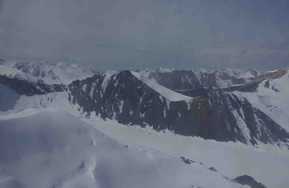 Derniers contreforts neigeux du massif des Tien Shan