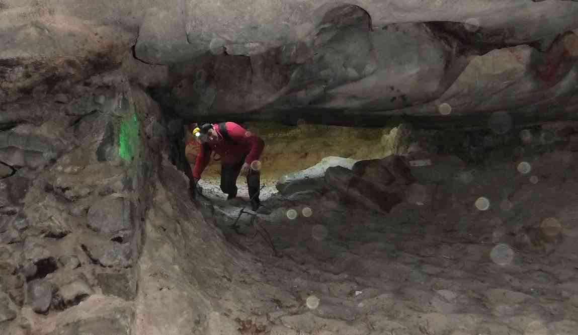 Près de l’entrée de la carrière souterraine, le 4 mai 2013
