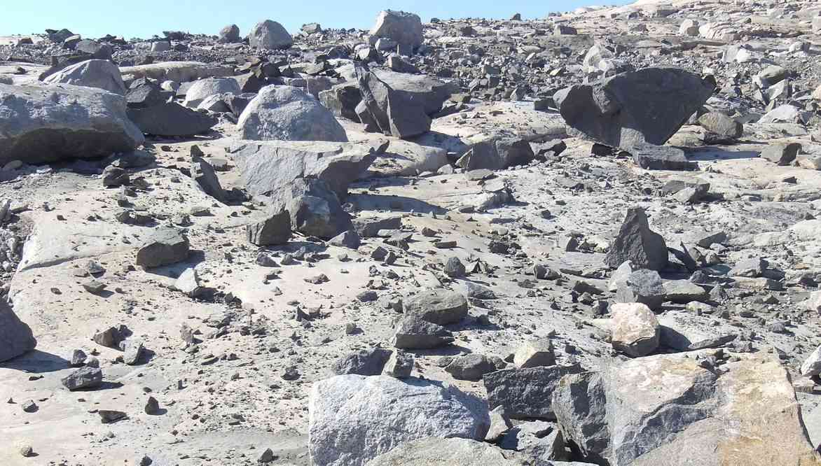 Poussière laissée par le glacier juste après son retrait, le 15 juillet 2017