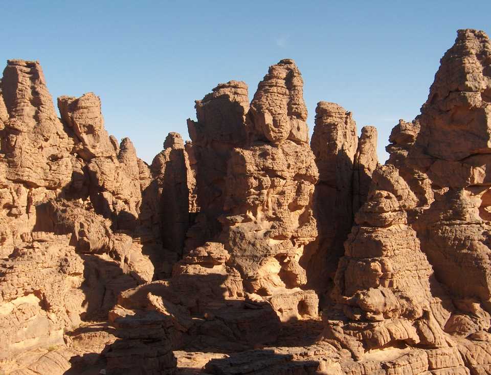 Paysage de pitons de grès sur le plateau des Ajjer, le 13 mars 2006