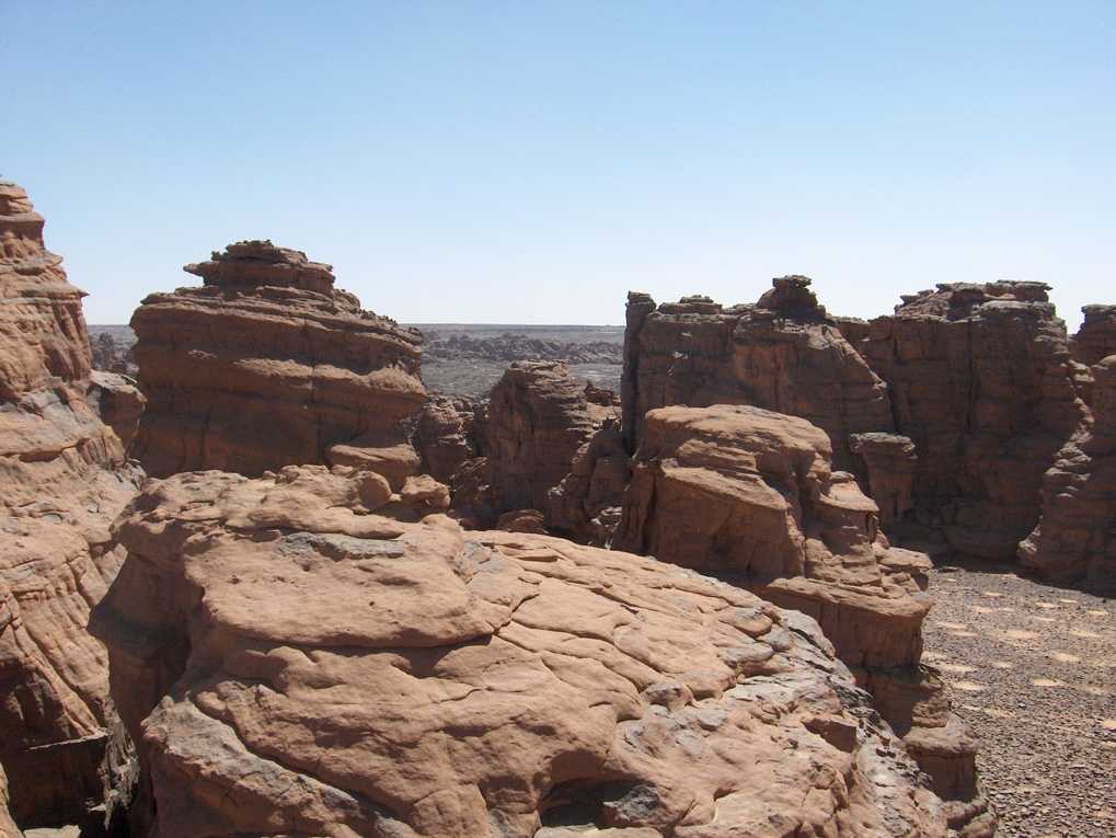 Relief de grès près de Tin Zoumaïtek, le 16 mars 2006