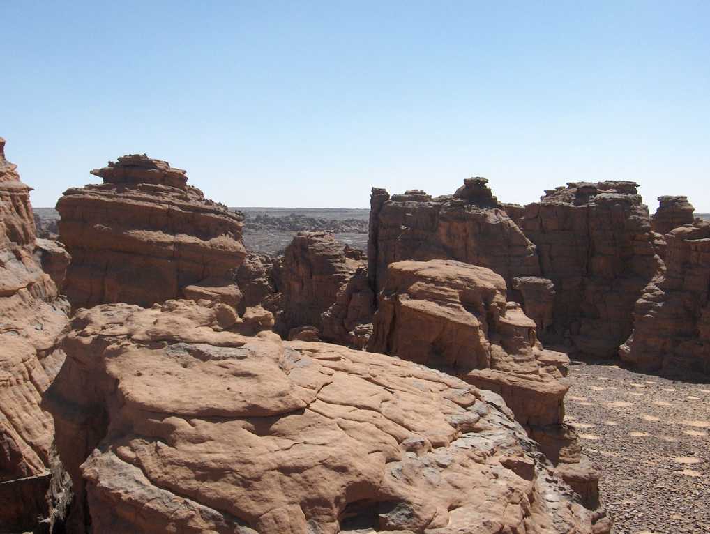 Relief de grès près de Tin Zoumaïtek, le 16 mars 2006