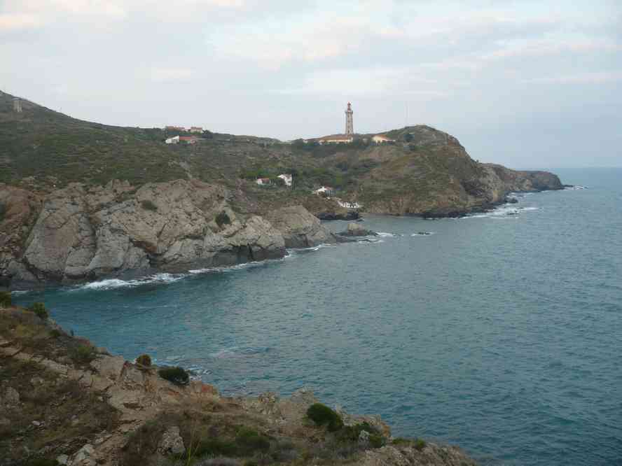 Encore pas mal de montées et de descentes avant le phare ! Le lundi 31 octobre 2011